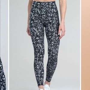 DYI NWT XS Signature Leggings